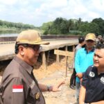 Tinjau Longsor di Sungai Rotan, Pj. Bupati Segera Siapkan Trase Jalan Baru