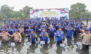 HUT Ke-73 Polairud Tanam Mangrove dan Bersih-Bersih Pantai Tanjung Pasir, Tangerang