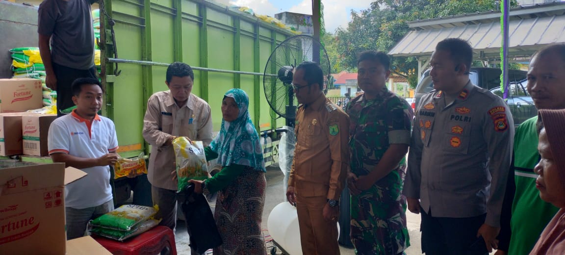 Warga Sanga Desa Serbu Paket Sembako Murah