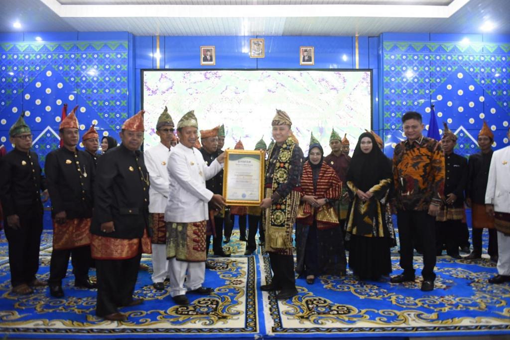 Pj Gubernur Sumsel Agus Fatoni Diberi Gelar Adat oleh Kabupaten OKU Timur