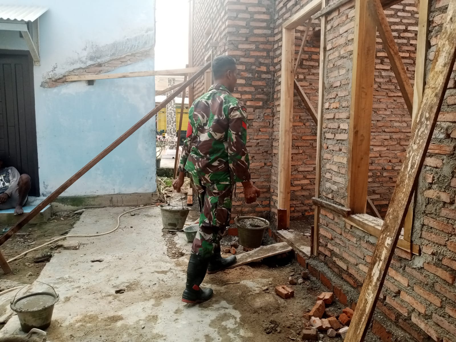 RINGANKAN BEBAN WARGANYA, PRAJURIT KODIM 0421/LS BANTU BANGUN RUMAH WARGA