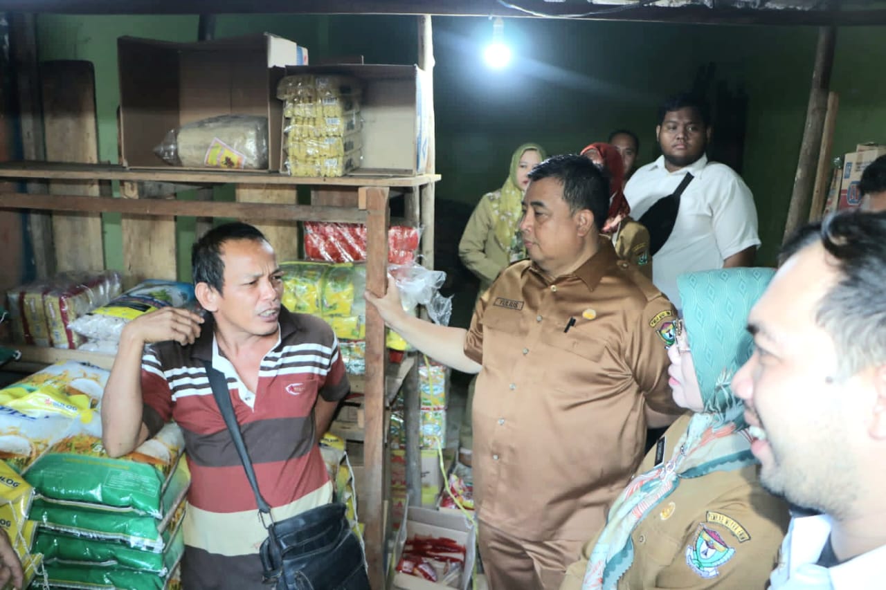 Sekda Pantau Langsung Penyaluran 16 Ton Beras SPHP dari Pemkab Muara Enim