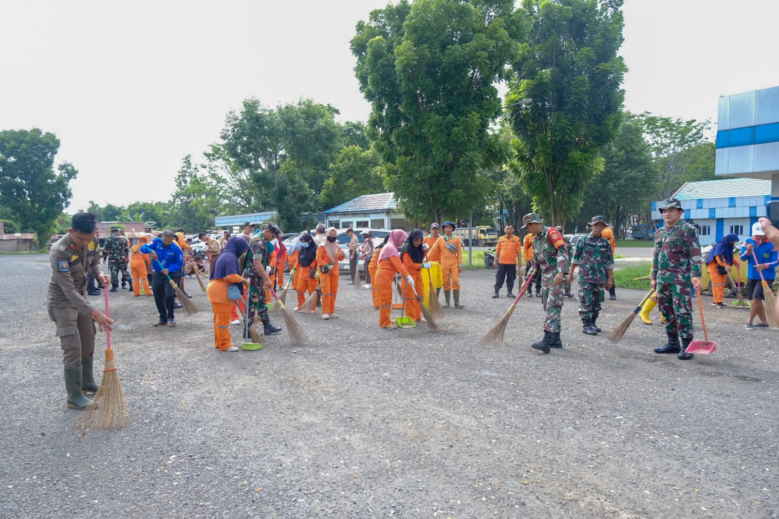 Pemkab Muba Bersama Kodim 0401 Adakan Karya Bakti Pembersihan Area Pasar Randik