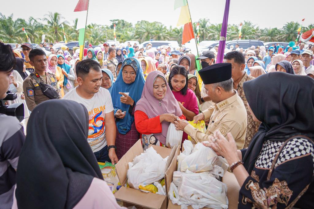 Operasi Pasar Murah di Lapangan Desa Suka Makmur Kecamatan Plakat Tinggi