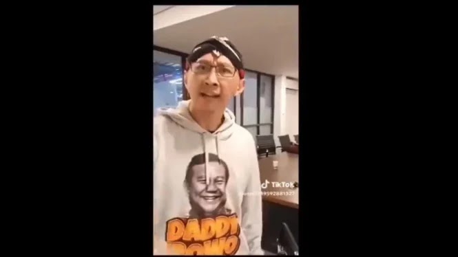 Kenakan Sweater Daddy Bowo, Abu Janda: Siapa yang Mengutuk Israel Terkutuklah Dia