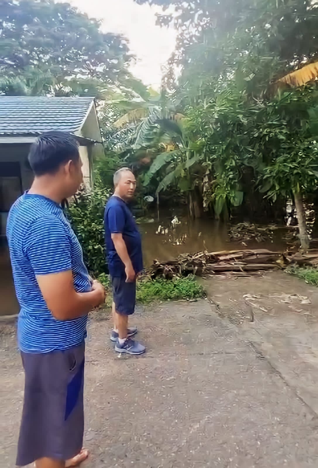 Jalan Kaki, Pj Bupati Muba Sambangi Warga Terdampak Banjir di Sekayu