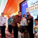 Pj Gubernur Sumsel bersama Pj Walikota Palembang Kompak Bagikan Bansos untuk Anak Stunting Pj Gubernur Sumsel bersama Pj Walikota Palembang Kompak Bagikan Bansos untuk Anak Stunting
