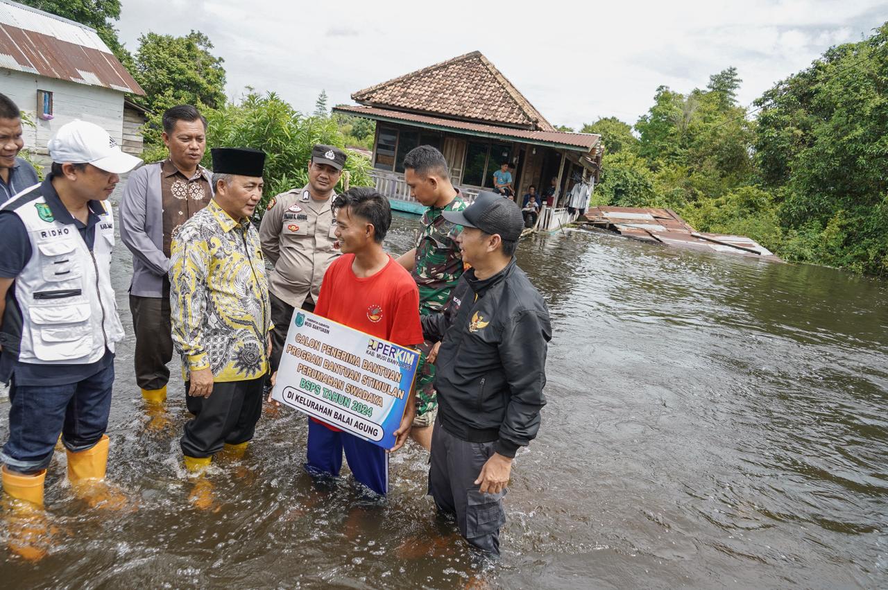 Tomi Sumringah Gembira akan Dibangunkan Rumah oleh Pemkab Muba