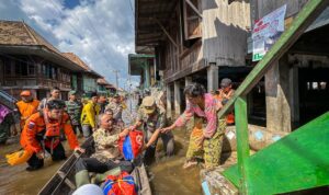 Susuri Banjir, Pemkab Muba Door to Door Bagikan Sembako di Rantau Kroya