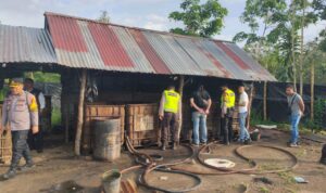 Tim Gabungan Polres Muara Enim melakukan penindakan Gudang BBM ilegal di Gelumbang