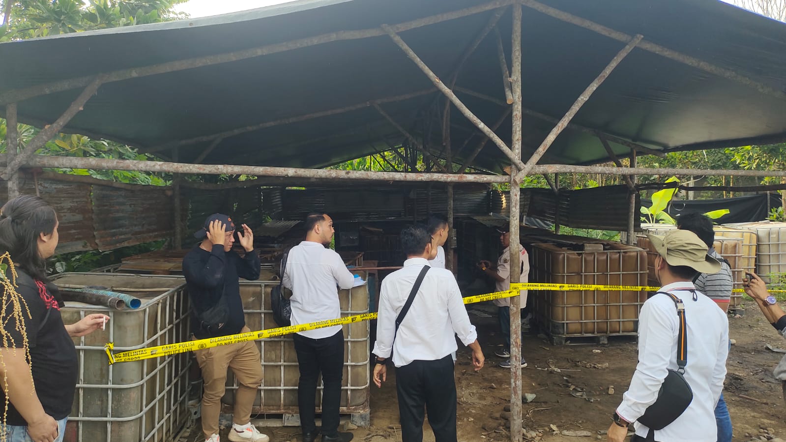 Tim Gabungan Polres Muara Enim melakukan penindakan Gudang BBM ilegal di Gelumbang