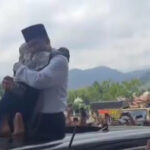Kampanye di Tapsel, Anies Baswedan Dipeluk Bocah Perempuan hingga Dikasih Uang oleh Warga Kampanye di Tapsel, Anies Baswedan Dipeluk Bocah Perempuan hingga Dikasih Uang oleh Warga