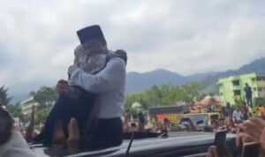 Kampanye di Tapsel, Anies Baswedan Dipeluk Bocah Perempuan dan Dikasih Uang oleh Warga