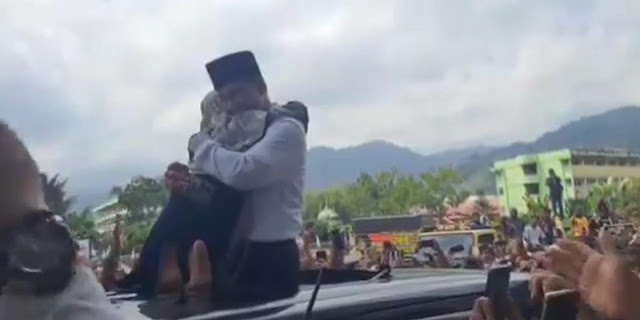 Kampanye di Tapsel, Anies Baswedan Dipeluk Bocah Perempuan dan Dikasih Uang oleh Warga