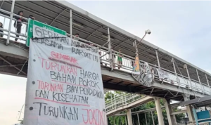 Massa Aksi Civitas Academica UNJ Bubar, Sisakan Baliho Besar di Rawamangun Bertuliskan "Turunkan Jokowi"