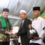 Pj Gubernur Sumsel  Salurkan Sembako untuk Santri Serta Bantuan Dana Ponpes Darussalam Tegal Rejo OKU Timur