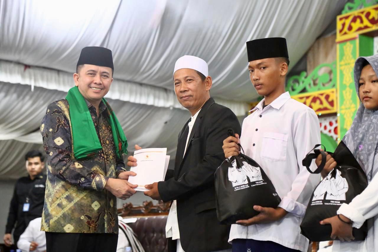 Pj Gubernur Sumsel Salurkan Sembako untuk Santri Serta Bantuan Dana Ponpes Darussalam Tegal Rejo OKU Timur