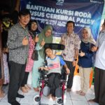 Bukit Asam Datangi Langsung Anak-anak Cerebral Palsy, Berikan Bantuan Kursi Roda