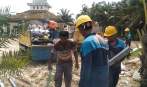 Alat PLN Mulai Masuk, Pelanggan MEP di Muba Bersih-bersih Lokasi Pembangunan Jaringan PLN di Muba