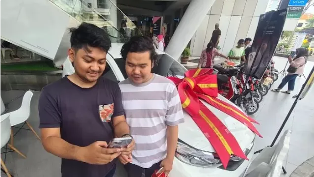 Bak Ketiban Durian Runtuh, Pria Asal Surabaya Ini Beli HP Kredit, Pulang Bawa Mobil Gratis