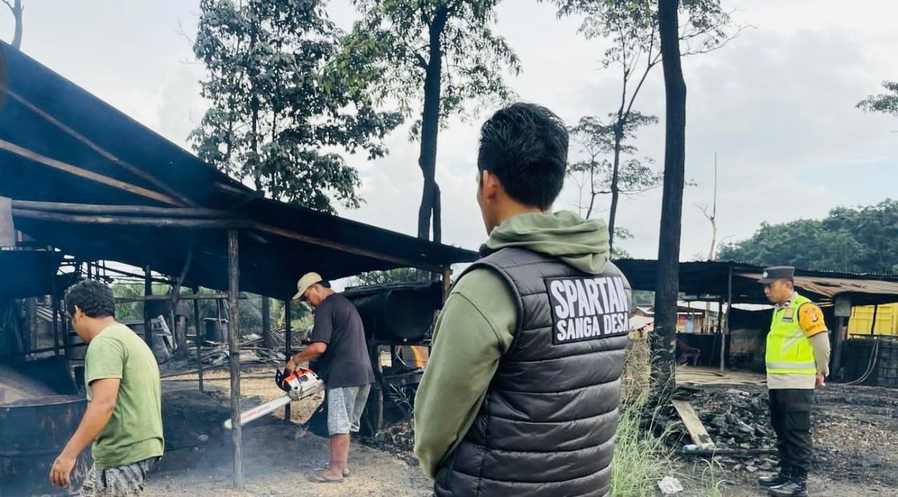 Polsek Sanga Desa Polres Muba Bongkar Mandiri 19 Tungku Penyulingan Minyak Illegal