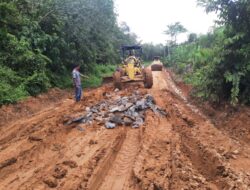 Awasi Langsung, Pemkab Muba Kerahkan Perusahaan Perbaiki Ruas Jalan Rusak di Jirak Jaya