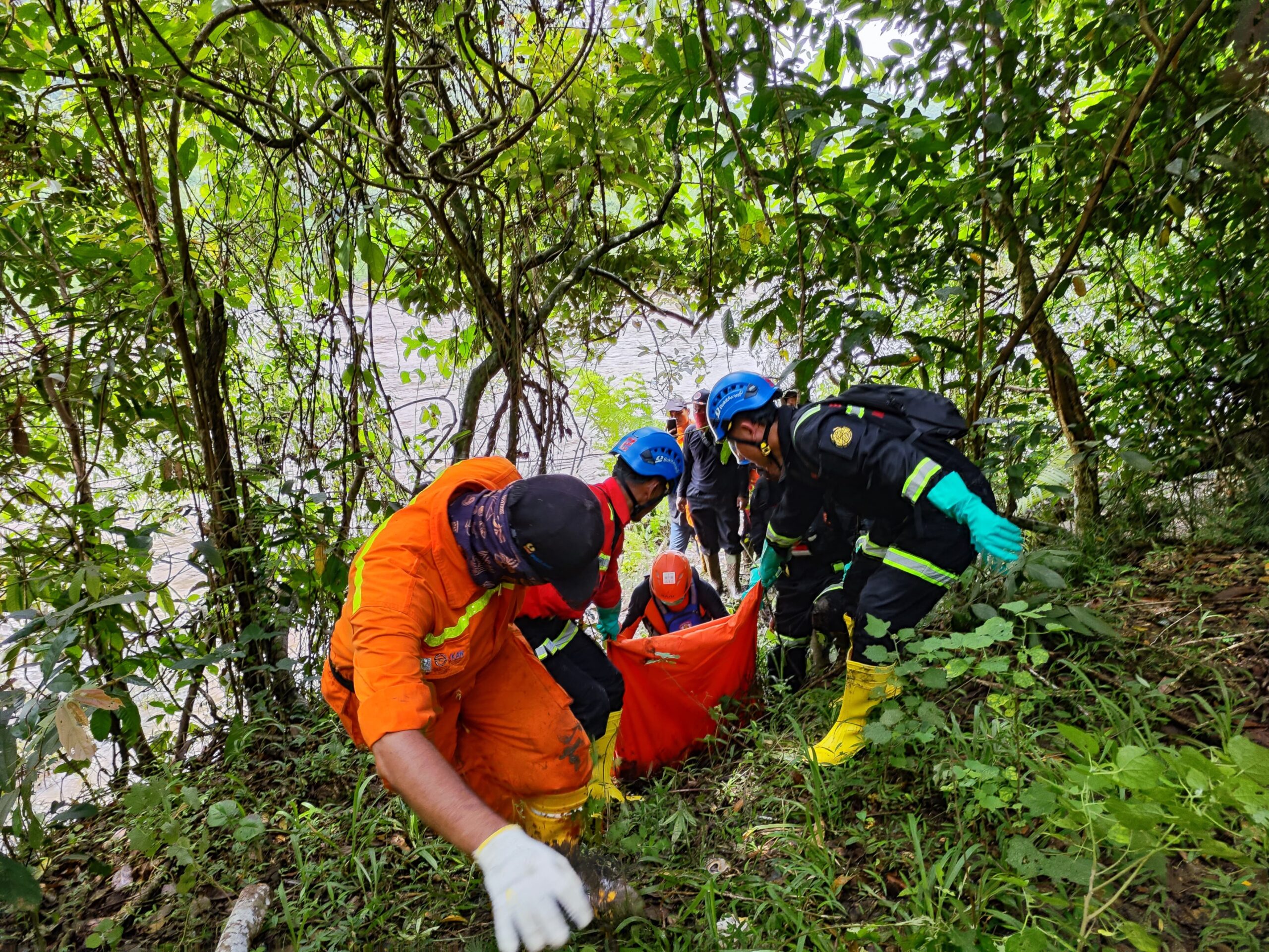 Peduli Bencana Sumbar, Bukit Asam PTBA Salurkan Bantuan untuk Korban Banjir Bandang Lahar Dingin