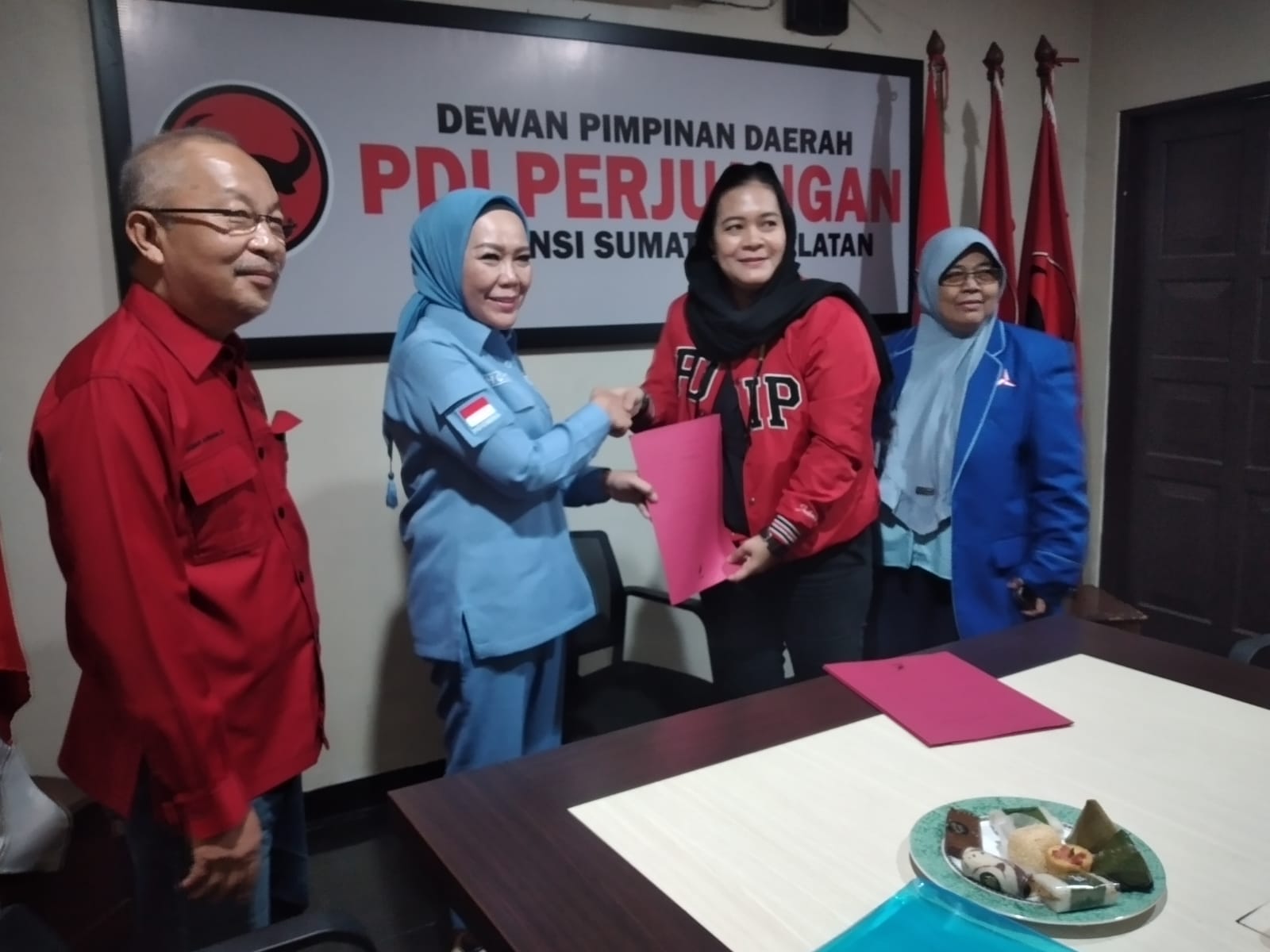 Holda Kembalikan Formulir Pendaftaran Balongub di DPD PDIP Provinsi Sumsel