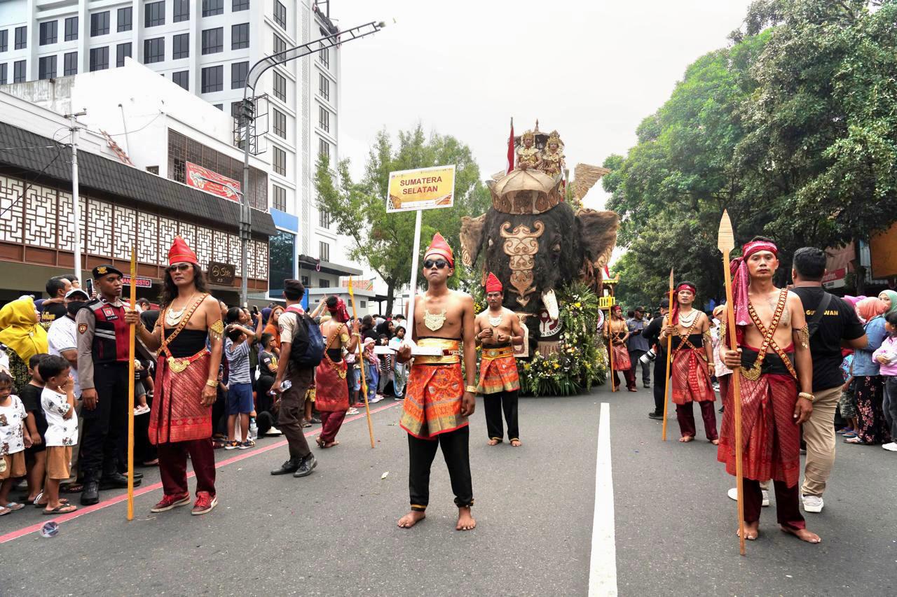 
Provinsi Sumsel Jadi Juara Umum Kendaraan Hias pada HUT ke-44 Dekranas di Solo Jateng 