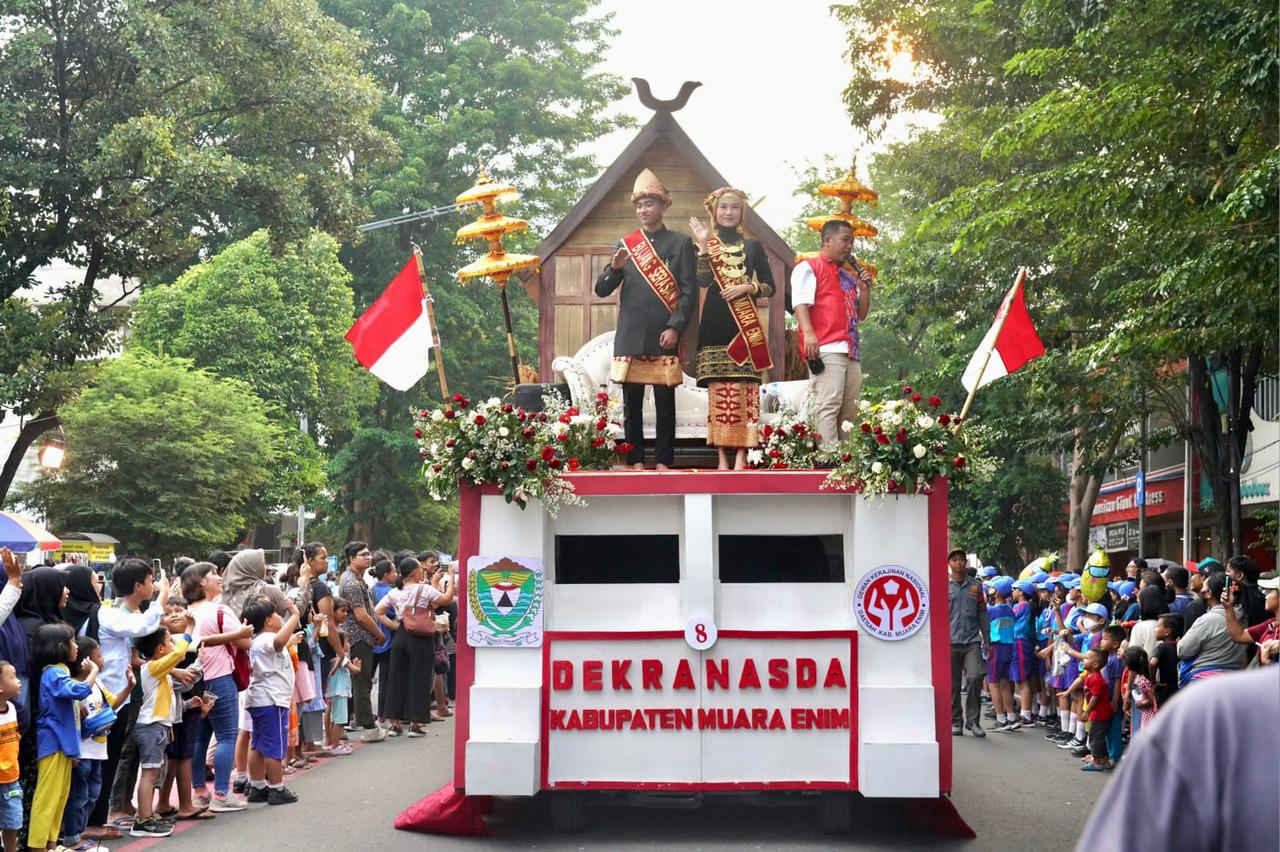 
Provinsi Sumsel Jadi Juara Umum Kendaraan Hias pada HUT ke-44 Dekranas di Solo Jateng 
Provinsi Sumsel Jadi Juara Umum Kendaraan Hias pada HUT ke-44 Dekranas di Solo Jateng 