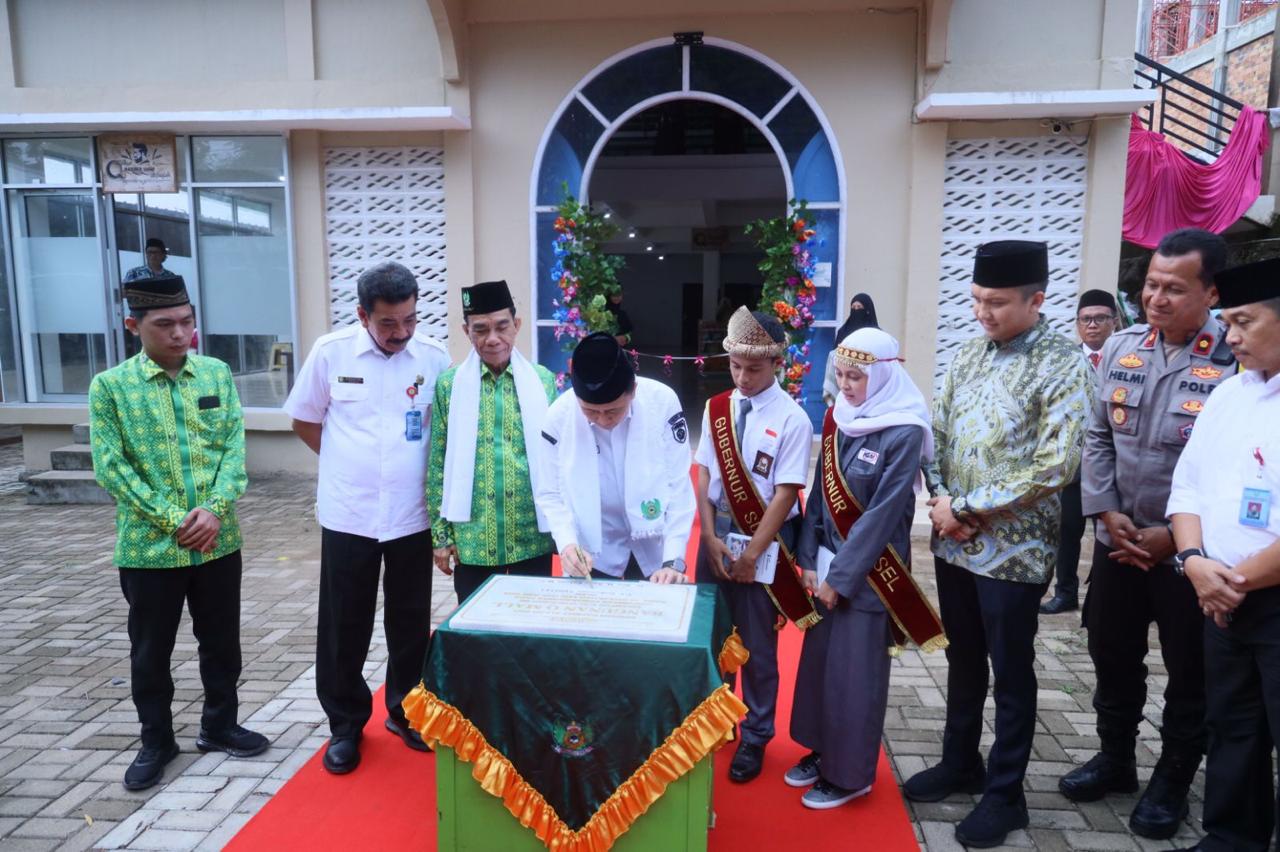 

Pj Gubernur Agus Fatoni Hadiri Haflah Akhitussanah Ponpes Al-Ittifaqiqah Ogan Ilir