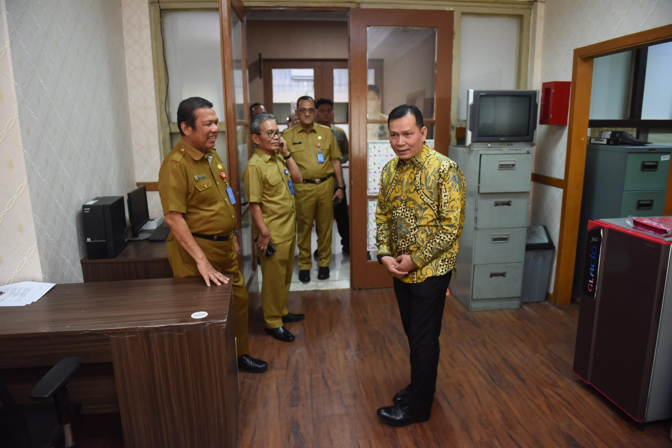 Pj Gubernur Sumsel Elen Setiadi Disambut Hangat Para Pegawai Saat Lakukan  Sidak di lingkungan Setda