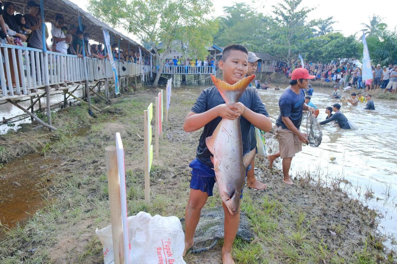 Keseruan Masyarakat Muba Bekarang Nangkap Ikan Bareng di Embung Senja