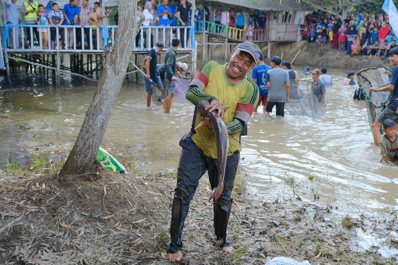Keseruan Masyarakat Muba Bekarang Nangkap Ikan Bareng di Embung Senja