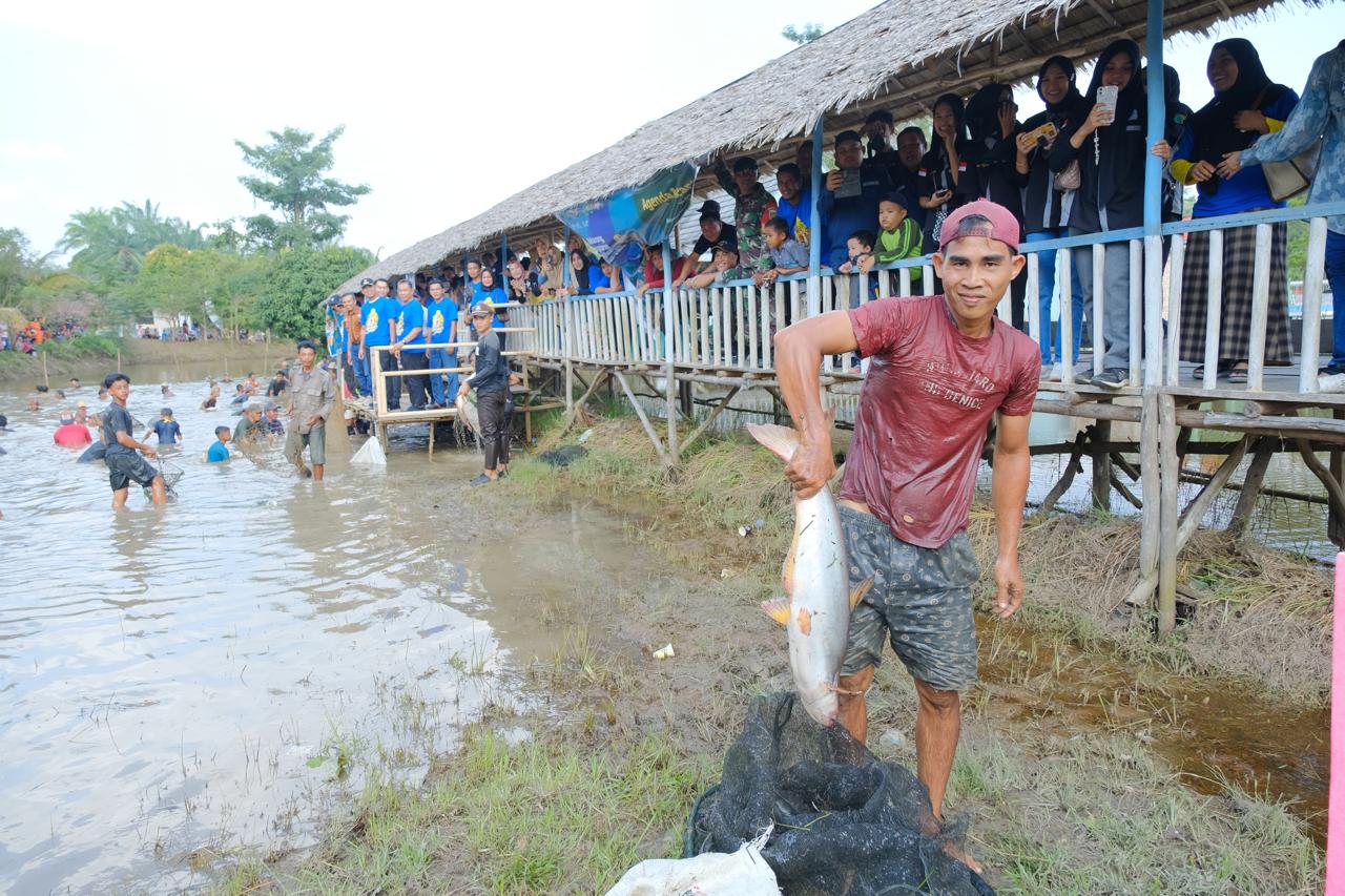 Keseruan Masyarakat Muba Bekarang Nangkap Ikan Bareng di Embung Senja