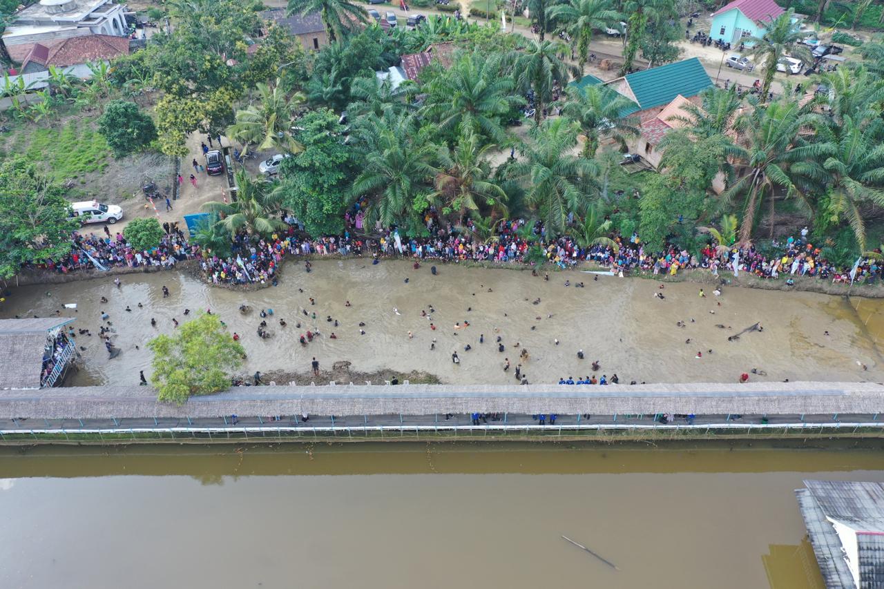 Keseruan Masyarakat Muba Bekarang Nangkap Ikan Bareng di Embung Senja