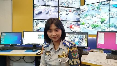 
Sosok Perempuan Cantik di Balik Suara Pantun Penegur Pelanggar Lalin di Malang