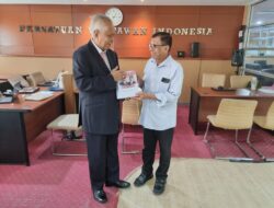 Bergabung dan Perkuat Pembelaan Wartawan, OC Kaligis Serahkan Cinderamata Buku Bertanda Tangan Prabowo ke PWI Pusat Bergabung dan Perkuat Pembelaan Wartawan, OC Kaligis Serahkan Cinderamata Buku Bertanda Tangan Prabowo ke PWI Pusat