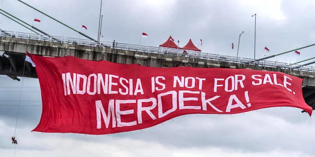 Bentangkan Spanduk "Indonesia is Not For Sale" di Kawasan IKN, Sejumlah Aktivis Lingkungan Ditangkap!