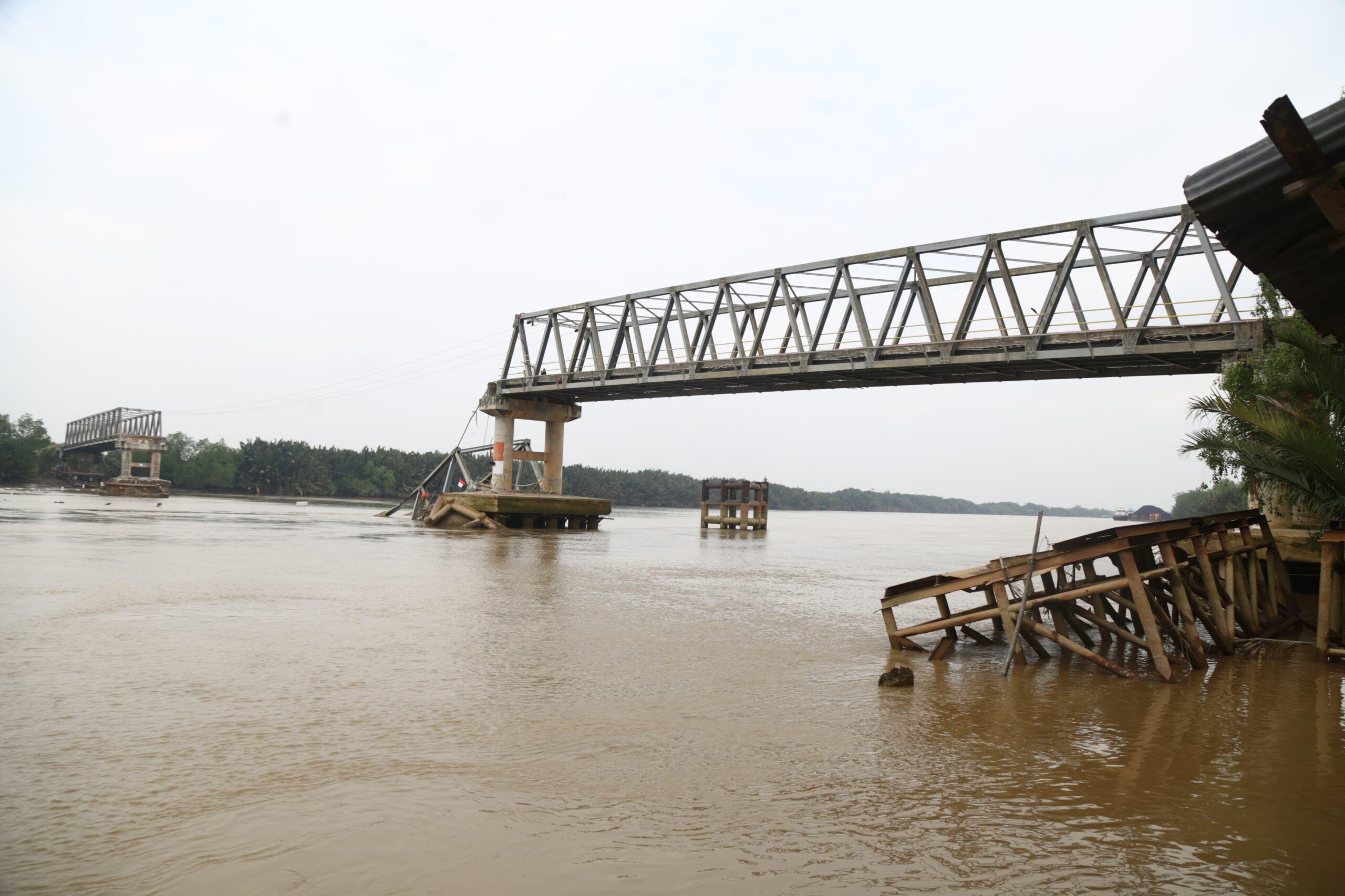 Pj Gubernur Elen Setiadi Janjikan Segera Lakukan  Kajian Perbaikan Jembatan Lalan yang Ambruk Ditabrak Tongkang Batubara