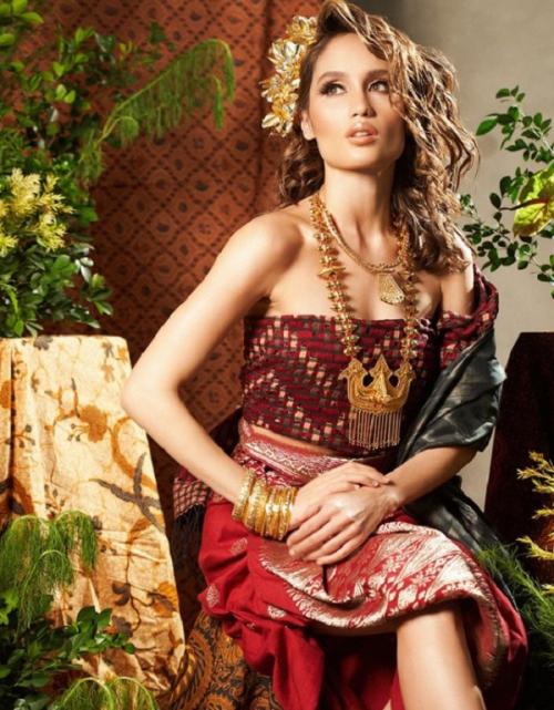  Empat Visual Cantik Cinta Laura Berbalut Wastra Nusantara Rayakan HUT Kemerdekaan Ke-79 RI dan Ultah ke-31