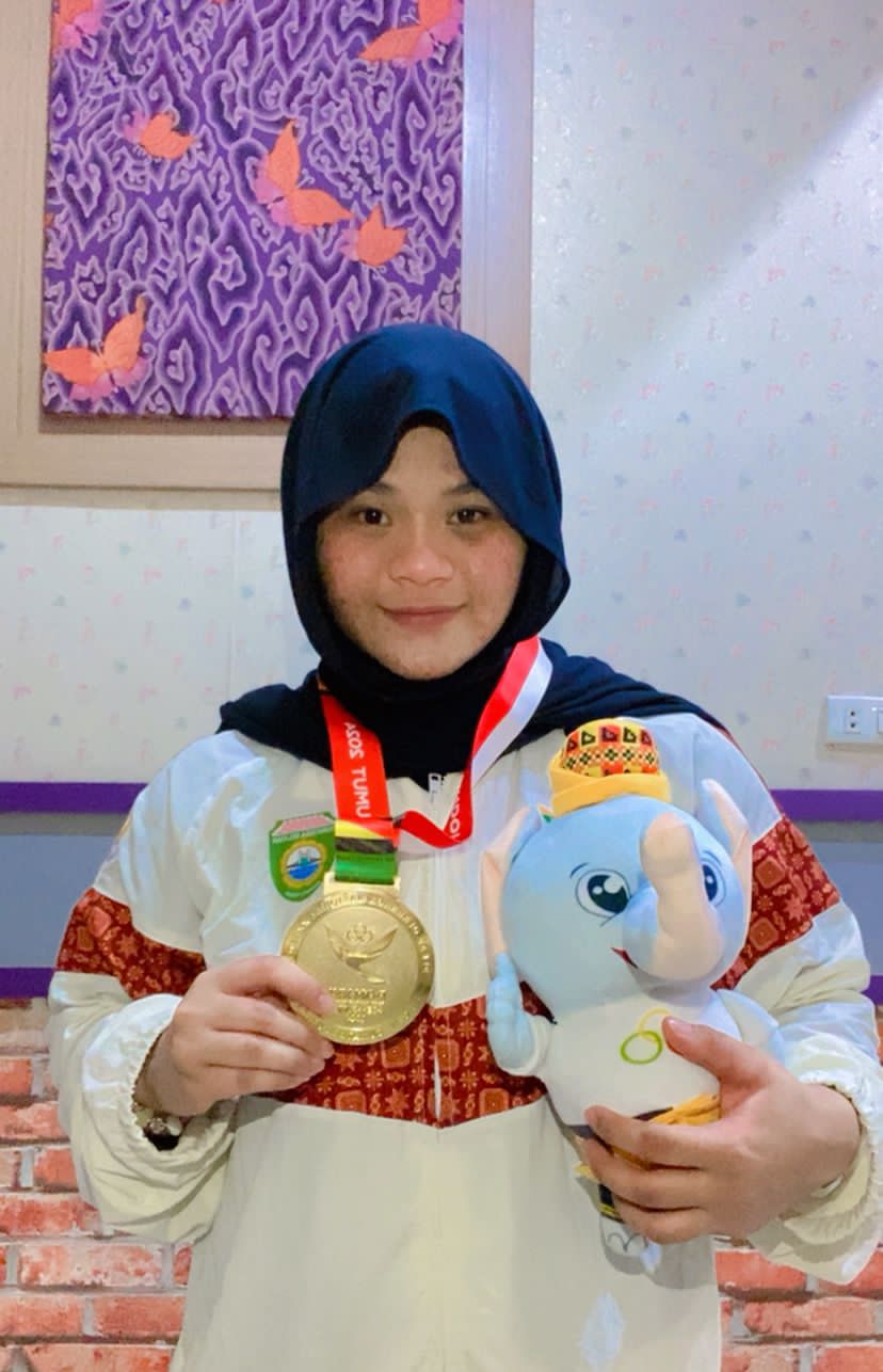 Lifter Angkat Besi Indah Afriza  Sumbang Medali Emas Pertama Untuk Provinsi Sumsel Pada PON Aceh-Sumut Tahun 2024