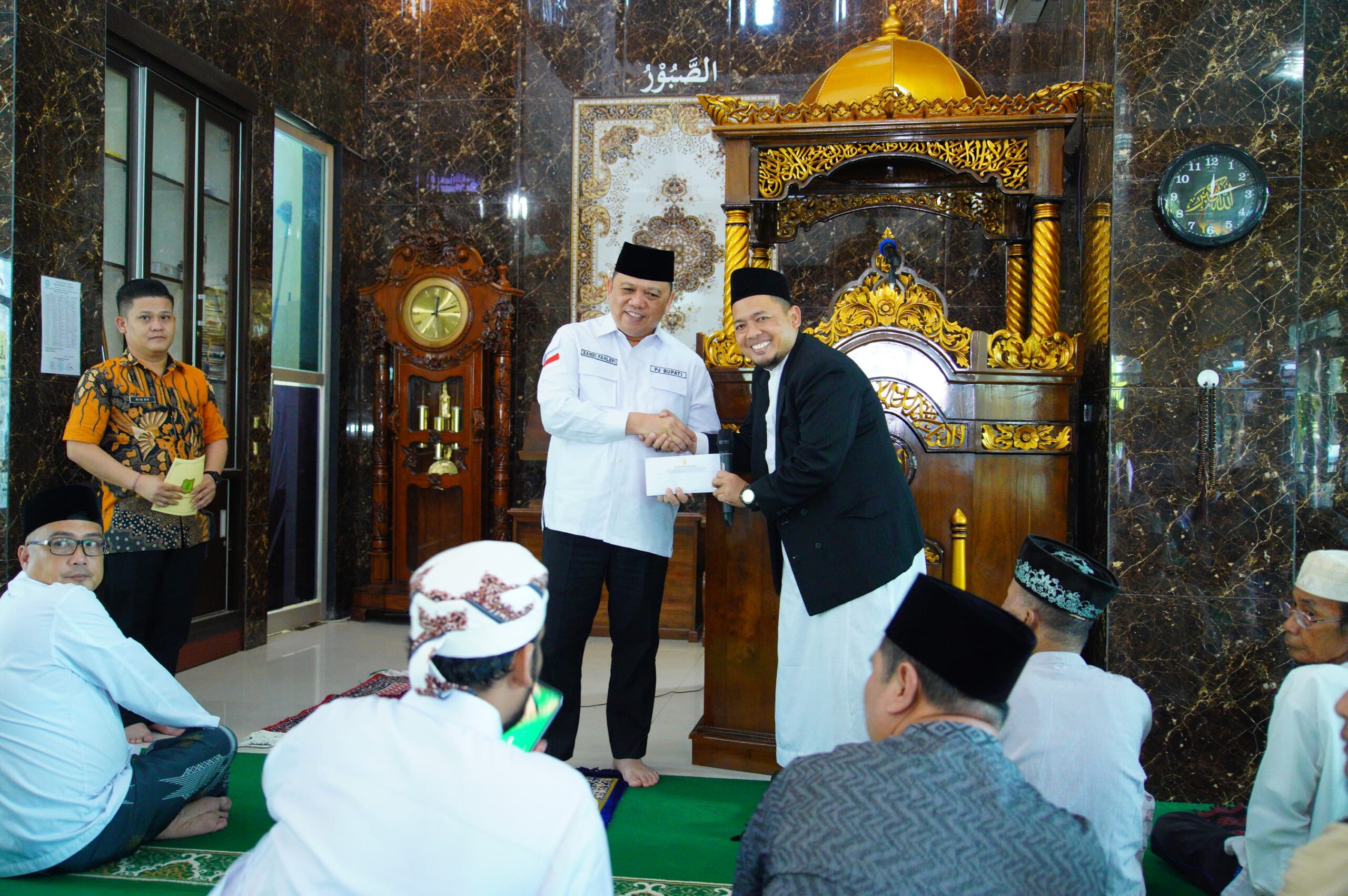 Shalat Jumat dan Penyaluran Bantuan Uang Tunai di Masjid Baitul Izza Perumahan Villa Bukit Sejahtera