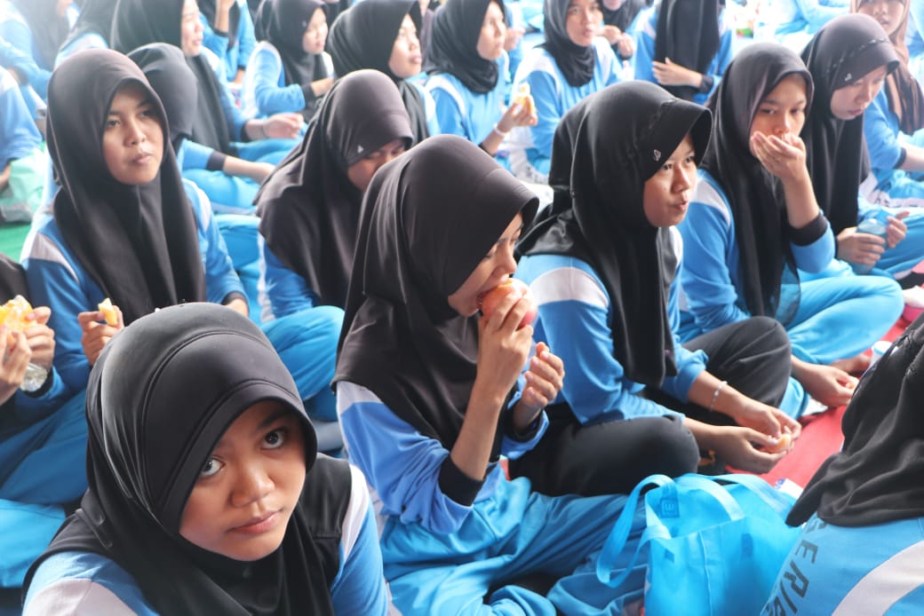 Buka Gerakan Aksi Bergizi, Pj Bupati Muara Enim Makan Buah dan Sayur Bersama Pelajar