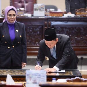 Pj Gubernur Elen Setiadi Bersama Pimpinan DPRD Sumsel Teken Keputusan Bersama  Raperda PT Bank Sumsel Babel (Perseroda)