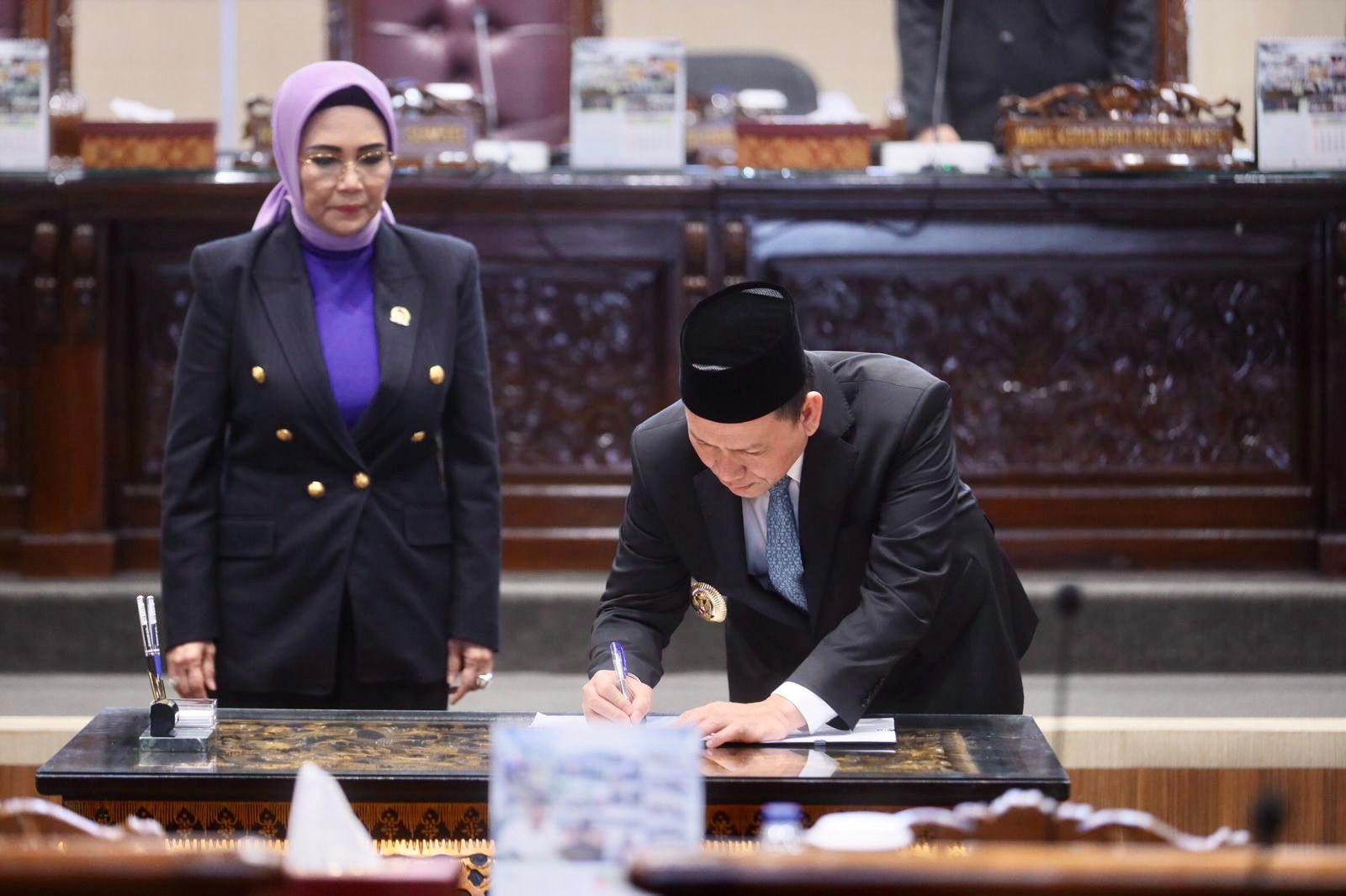 Pj Gubernur Elen Setiadi Bersama Pimpinan DPRD Sumsel Teken Keputusan Bersama  Raperda PT Bank Sumsel Babel (Perseroda)