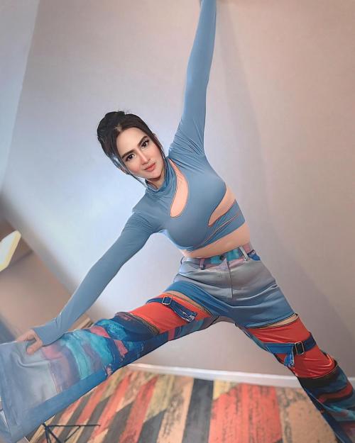  Potret Edgy Dianna Dee Starlight, Pakai Jeans Robek dan Baju Ketat