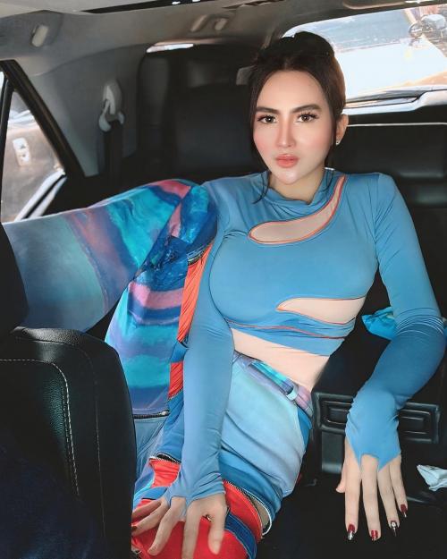  Potret Edgy Dianna Dee Starlight, Pakai Jeans Robek dan Baju Ketat