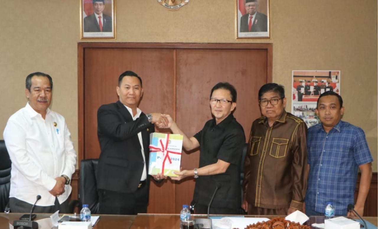 Pj Bupati Muara Enim Serahkan Dokumen Rancangan Perubahan KUA dan PPAS Tahun Anggaran 2024