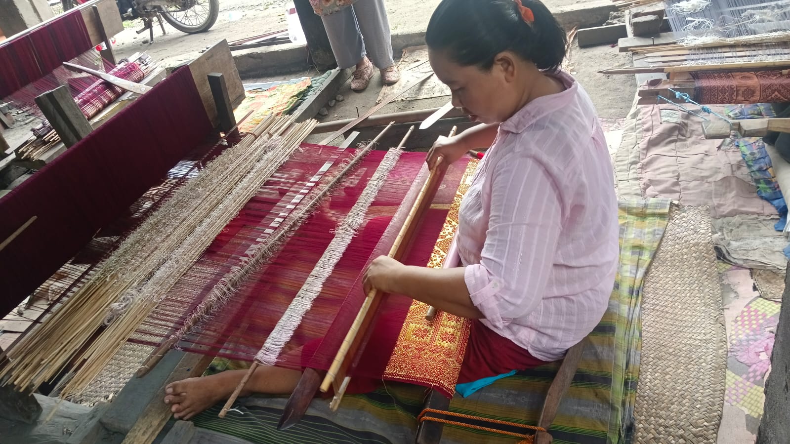Upaya Gali Potensi Songket Marga Danau, OKI, Unsri Beri Pelatihan